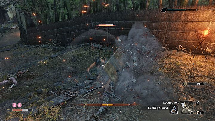 W obszarze gdzie znalazłeś topór możesz odblokować od drugiej strony bramę żeby od tej pory łatwiej powracać do posążka rzeźbiarza - Posiadłość rodu Hirata | Solucja Sekiro Shadows Die Twice - Sekiro Shadows Die Twice - poradnik do gry