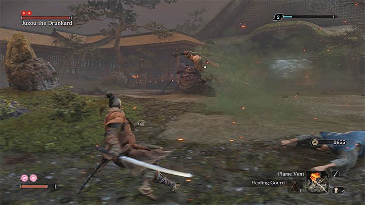 Juzou w trakcie walk wykorzystuje potężne ostrze i oprócz wyprowadzania standardowych ciosów potrafi też wykonywać większe zamachnięcia, które są atakami niemożliwymi do zablokowania/odbicia - Posiadłość rodu Hirata | Solucja Sekiro Shadows Die Twice - Sekiro Shadows Die Twice - poradnik do gry