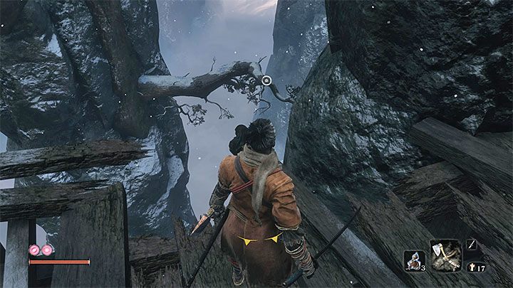 Musisz doskakiwać do kolejnych interaktywnych zaczepów i chwytać się ich z użyciem haka z liną - Headless (Bezgłowy) z podzamcza Ashiny | Boss w Sekiro Shadows Die Twice - Sekiro Shadows Die Twice - poradnik do gry