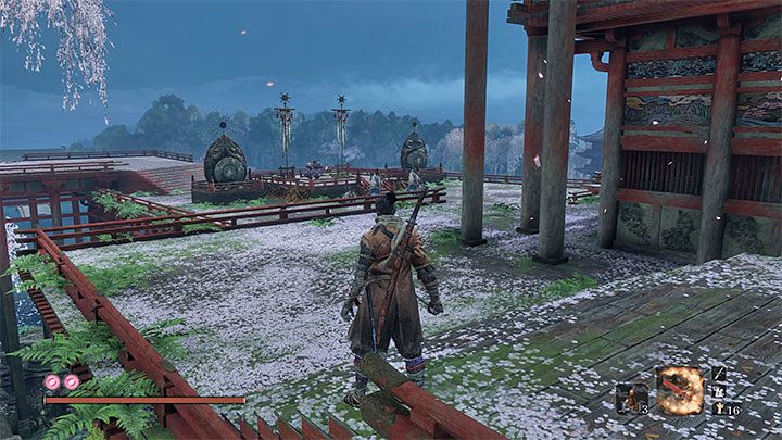 Do posążka rzeźbiarza Wielka sakura (Great Sakura) dociera się tuż po wyeliminowaniu lub ominięciu (ucieczka) potworów z pokazanego na obrazku obszaru - Jak pokonać Wielkiego Karpia Koi w Sekiro? - Sekiro Shadows Die Twice - poradnik do gry