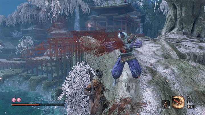 Okami Leader Shizu stoi na samym końcu jednego z dużych konarów drzewa rosnącego obok posążka Wielka sakura - Jak pokonać Wielkiego Karpia Koi w Sekiro? - Sekiro Shadows Die Twice - poradnik do gry