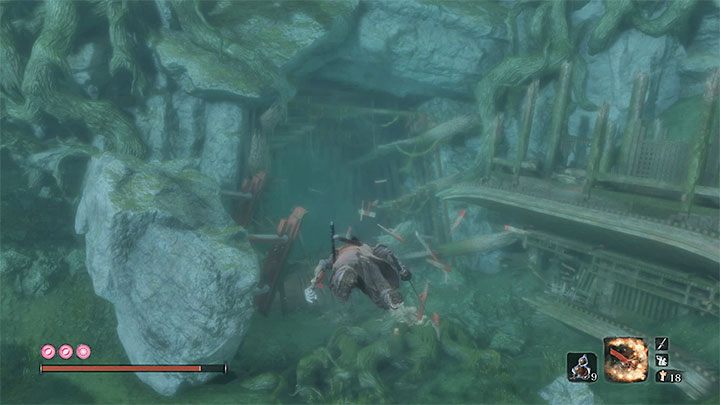 Zanurkuj na lewo od wspomnianego budynku i odszukaj pokazaną na obrazku dużą dziurę pozwalającą wpłynąć do tunelu - Jak pokonać Wielkiego Karpia Koi w Sekiro? - Sekiro Shadows Die Twice - poradnik do gry