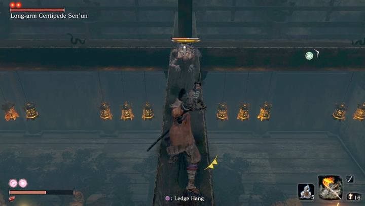 Wyeliminuj najpierw mniejszych wrogów stojących na belkach stropu - Long-arm Centipede Senun | Boss w Sekiro Shadows Die Twice - Sekiro Shadows Die Twice - poradnik do gry