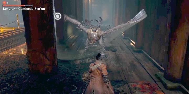 Z reguły staraj się walczyć z doskoku lub parować ciosy; gdy twoja Postura maleje, trzymaj dystans od bossa - Long-arm Centipede Senun | Boss w Sekiro Shadows Die Twice - Sekiro Shadows Die Twice - poradnik do gry