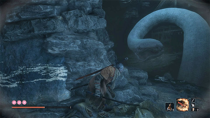 Podczas przeprawy przez jaskinię będziesz musiał przeciskać się obok odpoczywającego Ogromnego Węża - Zatopiona dolina | Solucja Sekiro Shadows Die Twice - Sekiro Shadows Die Twice - poradnik do gry