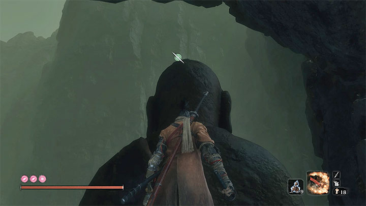 Po wkroczeniu nowego obszaru spotkasz NPC-a (rozmowa z nim opcjonalna) oraz znajdziesz zaczep wysoko po lewej stronie - Głębiny w Ashinie (Ashina Depths) | Solucja Sekiro Shadows Die Twice - Sekiro Shadows Die Twice - poradnik do gry