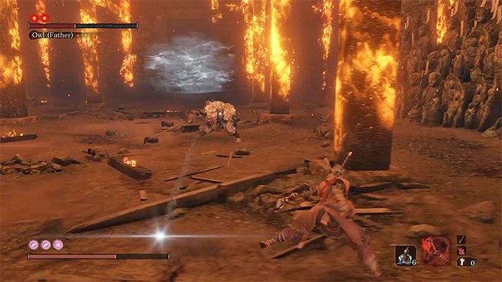 Boss w dalszym ciagu polega również na shurikenach, przy czym w tej walce może je wyrzucać nawet gdy nie ma w planach wykonania dalekiego skoku - Sowa (Ojciec) | Boss w Sekiro Shadows Die Twice - Sekiro Shadows Die Twice - poradnik do gry