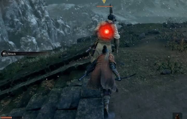 Aby wykonać atak z ukrycia, musisz przejść niepostrzeżenie za plecy wroga i wykonać atak, gdy na jego plecach zobaczysz kropkę - Skradanie się w Sekiro Shadows Die Twice - Sekiro Shadows Die Twice - poradnik do gry