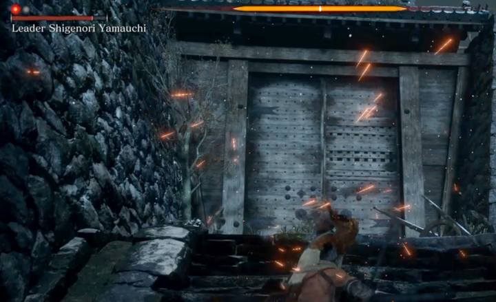 Widoczne czerwone kropki w górnym lewym rogu ekranu oznaczają, ile pasków zdrowia posiada przeciwnik - Skradanie się w Sekiro Shadows Die Twice - Sekiro Shadows Die Twice - poradnik do gry