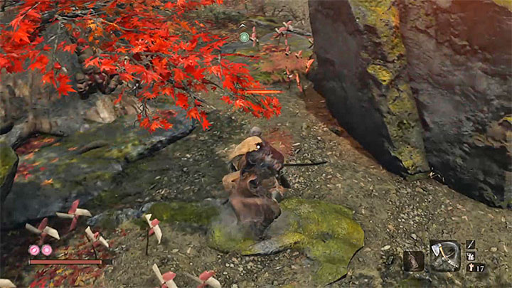 Nie wykonuj od razu zwykłego śmiertelnego ciosu, tylko przeskocz nad osłabionym przeciwnikiem - wychyl gałkę analogową w jego stronę i wciśnij przycisk skoku - Jak wykonać Śmiertelny cios od tyłu w Sekiro Shadows Die Twice? - Sekiro Shadows Die Twice - poradnik do gry