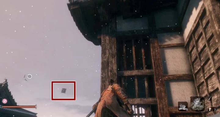 Za niemal każdym rogiem czaić się mogą wrogowie: jednostki wyposażone w sztylety i noże rzucane (które lecą w ciebie pod kątem, jak bumerang, dlatego trudno je dostrzec) - Zamek w Ashinie | Solucja Sekiro Shadows Die Twice - Sekiro Shadows Die Twice - poradnik do gry