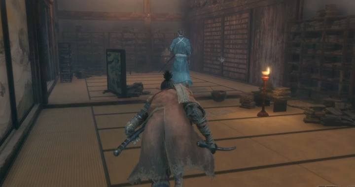 Z posążka idź po schodach i skręć w prawo: za ścianką będziesz mógł po cichu wyeliminować przeciwnika - Zamek w Ashinie | Solucja Sekiro Shadows Die Twice - Sekiro Shadows Die Twice - poradnik do gry