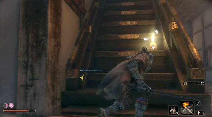 Po otwarciu drzwi w sieni, za rogiem znajdziesz schody na górę, prowadzące do posążka - Zamek w Ashinie | Solucja Sekiro Shadows Die Twice - Sekiro Shadows Die Twice - poradnik do gry