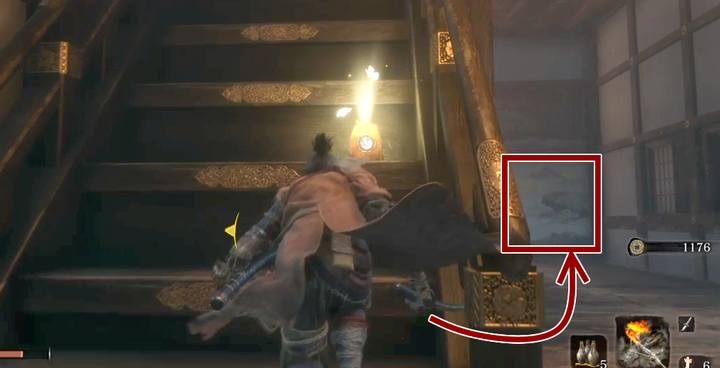 Druga ścieżka na dach jest nieco dłuższa i również niebezpieczna (przy czym wrogowie na niej zawsze się respawnują, dlatego droga ta nie jest zbyt praktyczna - ma raczej zastosowanie, jeśli chcesz przejść na dach zamku, ale nie zamierzasz walczyć z bossem Genichiro ani Ashina Elita) - Zamek w Ashinie | Solucja Sekiro Shadows Die Twice - Sekiro Shadows Die Twice - poradnik do gry