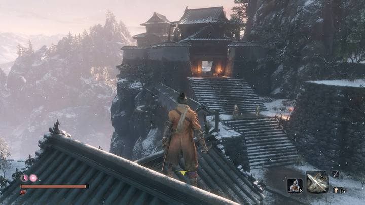 Drogę w stronę zamku możesz pokonać po cichu, skacząc po dachach i murkach; nie jest to jednak wymagane - Podzamcze Ashiny | Solucja Sekiro Shadows Die Twice - Sekiro Shadows Die Twice - poradnik do gry
