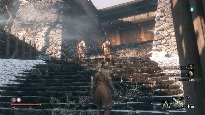 Przed bramą warto zająć się tylko tymi dwoma strażnikami - mogą bowiem zdążyć przejść za tobą przez bramę, nim walka z bossem rozpocznie się - Podzamcze Ashiny | Solucja Sekiro Shadows Die Twice - Sekiro Shadows Die Twice - poradnik do gry