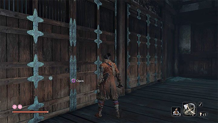 Do wnętrza budynku możesz przedostać się otwierając dużą bramę (powyższy obrazek) - Świątynia Senpou | Solucja Sekiro Shadows Die Twice - Sekiro Shadows Die Twice - poradnik do gry