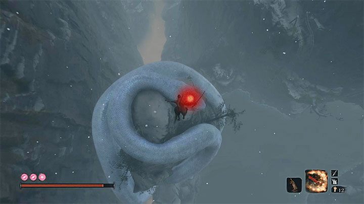 Po znalezieniu się pod gołym niebem zauważysz pod sobą odpoczywającego Wielkiego Węża - Świątynia Senpou | Solucja Sekiro Shadows Die Twice - Sekiro Shadows Die Twice - poradnik do gry