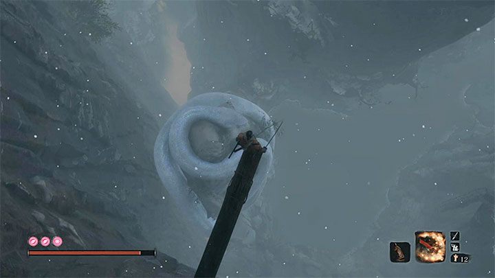 Po znalezieniu się pod gołym niebem zauważysz pod sobą odpoczywającego Wielkiego Węża - Wielki wąż #2 | Boss w Sekiro Shadows Die Twice - Sekiro Shadows Die Twice - poradnik do gry