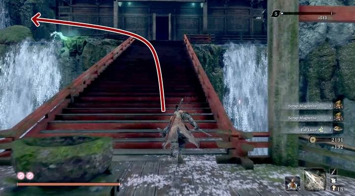 Aby przedostać się na ową skałę, musisz przejść w głąb konstrukcji pod zamknięte drewniane wrota, nieopodal wielkiego drzewa - Zacny Koremori w dzbanie | Handlarze w Sekiro Shadows Die Twice - Sekiro Shadows Die Twice - poradnik do gry