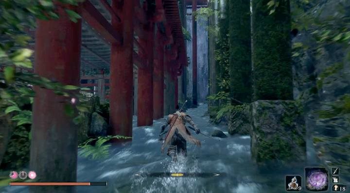 Teraz wróć, i skręć w prawo za skałą idąc w górę strumienia; wskocz na skały po prawej stronie i wejdź na ich szczyt - tam znajdziesz jeszcze jednego stwora - Shichimen Warrior #3 | Boss w Sekiro Shadows Die Twice - Sekiro Shadows Die Twice - poradnik do gry