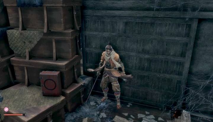 Bardzo dużo strategicznych przejść, którymi możesz się przekraść, jak i ukrytych przedmiotów znajdziesz za zniszczalnymi przedmiotami, jak stare meble lub skrzynie - Eksploracja w Sekiro Shadows Die Twice - Sekiro Shadows Die Twice - poradnik do gry