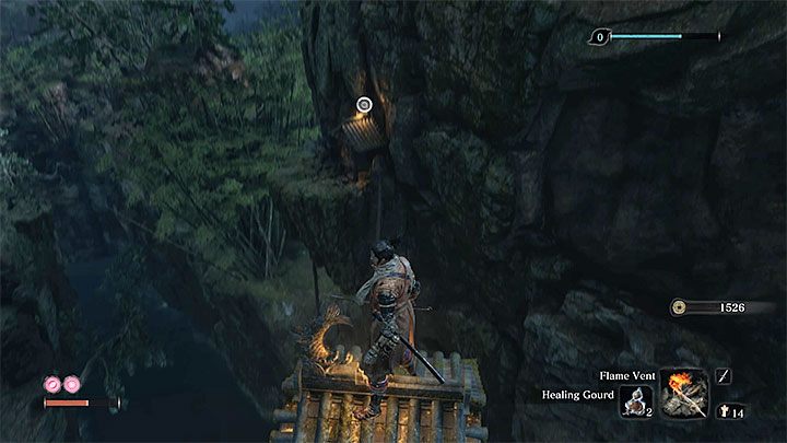 Niektóre interaktywne zaczepy są trudniej dostępne i mogą wymagać wykonania skoku z rozbiegu i złapania się zaczepu w locie (przykład na obrazku) - Hak z liną | Narzędzia protezy w Sekiro Shadows Die Twice - Sekiro Shadows Die Twice - poradnik do gry