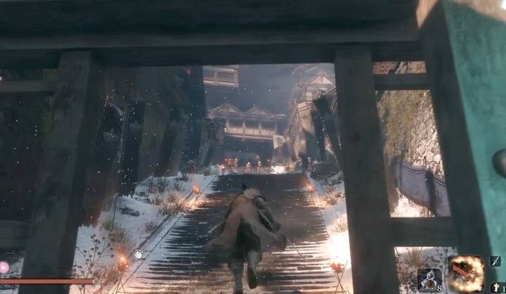 Boss Generał Kuranosuke Matsumoto znajduje się przed głównym wejściem do Zamku w Ashinie, na szczycie schodów, w otoczeniu strzelców - Generał Kuranosuke Matsumoto | Boss w Sekiro Shadows Die Twice - Sekiro Shadows Die Twice - poradnik do gry
