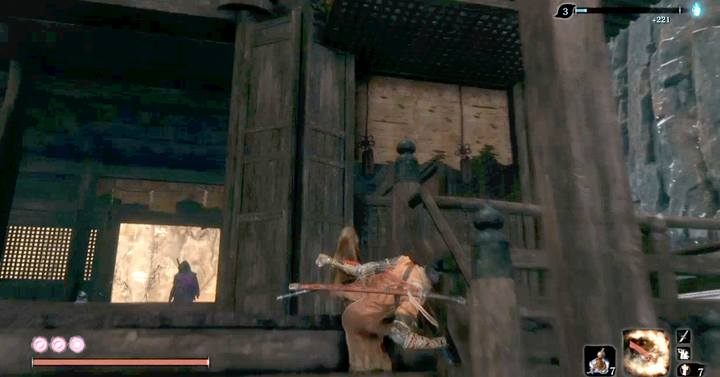 Jako, że przeciwnik stoi w budynku przodem do wejścia, możesz bez problemu zakraść się za jego plecy, by zadać cios krytyczny redukujący jeden pasek zdrowia - Lone Shadow Masanaga | Boss w Sekiro Shadows Die Twice - Sekiro Shadows Die Twice - poradnik do gry