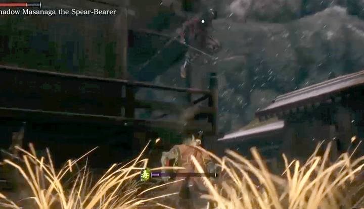 Jeśli całkowicie nie radzisz sobie w walce, a zależy ci na pokonaniu tego bossa, możesz skorzystać z tricku polegającego na wskakiwaniu i zeskakiwaniu z altany - boss będzie robił to samo, lecz na tyle wolno, że możesz ustawić się w miejscu, w którym wyląduje po skoku (zawsze w tym samym) i zadać mu - Lone Shadow Masanaga | Boss w Sekiro Shadows Die Twice - Sekiro Shadows Die Twice - poradnik do gry