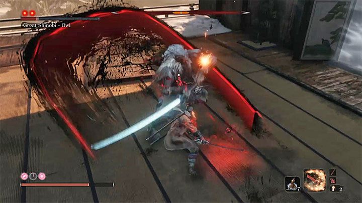 Boss co pewien czas wykonuje atak polegający na wyrzuceniu kilku shurikenów i wykonaniu skoku połączonego z uderzeniem bronią w ziemię (przykład na obrazku 1) - Great Shinobi - Owl | Boss w Sekiro Shadows Die Twice - Sekiro Shadows Die Twice - poradnik do gry