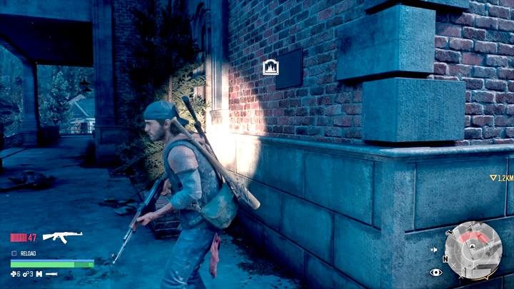 Łatwo przegapić znacznik historyczny, który nie znajduje się w budynku w mieście, a przed nim - jest to mała tabliczka na ścianie z opisem miejsca - Days Gone: Lost Lake - wszystkie sekrety i znajdźki, mapa - Days Gone - poradnik do gry