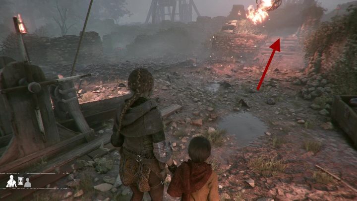 Będąc na ich szczycie rozpal znajdującą się po drugiej stronie płotu latarnię [1], a następnie każ Hugo przejść przez niewielki otwór [2] - A Plague Tale Innocence: Czas kruków - solucja, opis przejścia - A Plague Tale Innocence - poradnik do gry