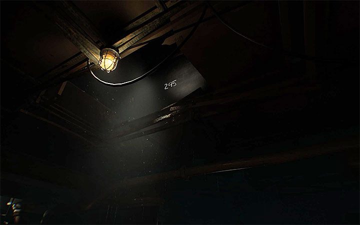 Obejrzyj klatkę na ptaki, w której pozostawiono piracką opaskę - Zagadka z kłódką | Rozwiązanie zagadki w Layers of Fear 2 - Layers of Fear 2 - poradnik do gry