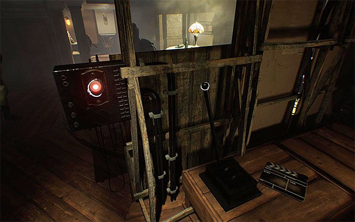 Przejdź na drugi koniec pomieszczenia gdzie znajdziesz przycisk oraz dwie dźwignie - Zagadka z wiszącym krzesłem | Rozwiązanie zagadki w Layers of Fear 2 - Layers of Fear 2 - poradnik do gry
