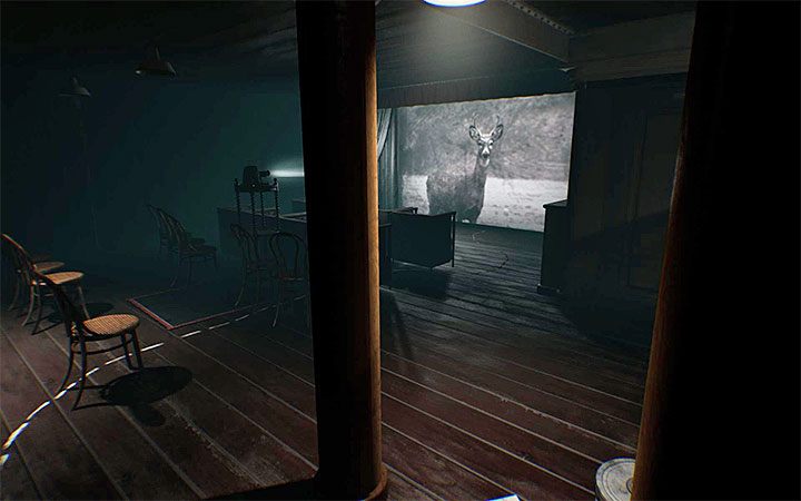 Do pomieszczenia z projektorem dotrzesz niedługo po rozwiązaniu zagadki otwarcia sejfu - Zagadka z projektorem | Rozwiązanie zagadki w Layers of Fear 2 - Layers of Fear 2 - poradnik do gry