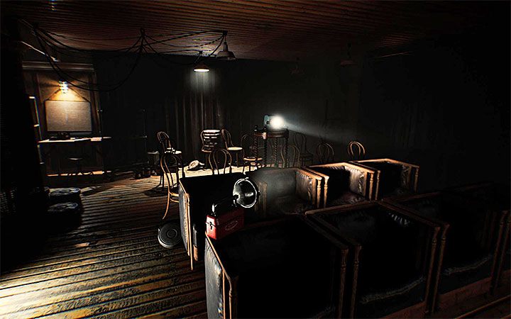 Rozwiązaniem tej zagadki zajmiesz się w końcowej części drugiego aktu gry, a konkretnie po zaliczeniu nowej dłuższej sceny ucieczki przed potworem - Trzecia zagadka z projektorem | Rozwiązanie zagadki w Layers of Fear 2 - Layers of Fear 2 - poradnik do gry