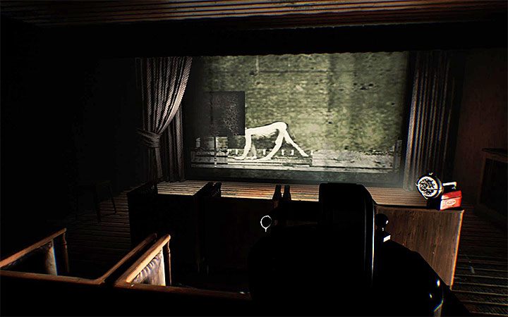 Odszukaj klatkę z widocznym prostokątem (powyższy obrazek) - Trzecia zagadka z projektorem | Rozwiązanie zagadki w Layers of Fear 2 - Layers of Fear 2 - poradnik do gry