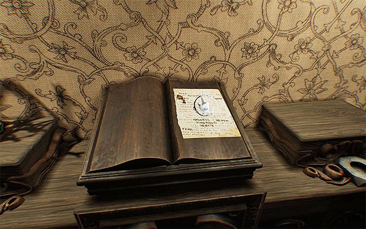 Notatka wraz z innymi tajemniczymi przedmiotami wystawiana jest na górnym poziomie kajuty bohatera - Prawda cię przerośnie | Trofeum w Layers of Fear 2 - Layers of Fear 2 - poradnik do gry