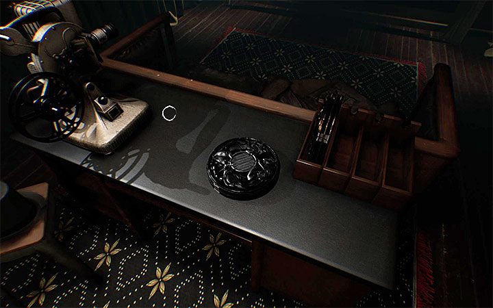 W celu do awansowania do aktu 2 przejdź do sali z projektorem - Końcowa część eksploracji i ucieczka | Solucja Layers of Fear 2 - Layers of Fear 2 - poradnik do gry