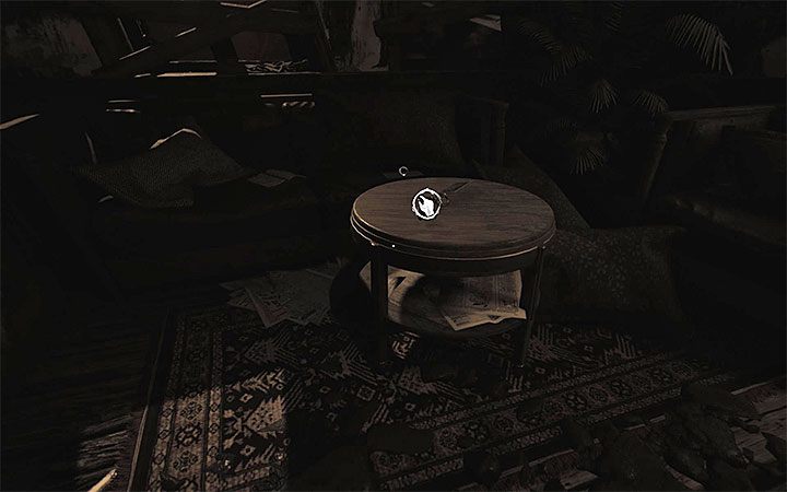 Zejdź po schodach (ponownie możesz sugerować się strzałkami i liniami narysowanymi kredą) i zlokalizuj mały stolik, na którym leży klucz do kuchni (Kitchen) - Kuchnia | Solucja Layers of Fear 2 - Layers of Fear 2 - poradnik do gry