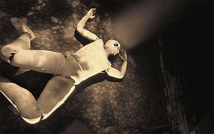 Wejdź na łóżko, nad którym wisi manekin i użyj na nim podartej kartki - Sypialnia | Solucja Layers of Fear 2 - Layers of Fear 2 - poradnik do gry