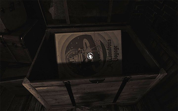 Po wznowieniu rozgrywki otwórz skrzynię i wyjmij z niej pokazany na obrazku plakat filmowy (A Wondrous Voyage) - Piwnica | Solucja Layers of Fear 2 - Layers of Fear 2 - poradnik do gry