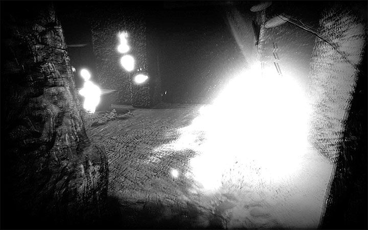 Ataków potwora możesz unikać chowając się w małych bocznych wnękach - przykładową pokazują powyższe obrazki - Ogrody | Solucja Layers of Fear 2 - Layers of Fear 2 - poradnik do gry