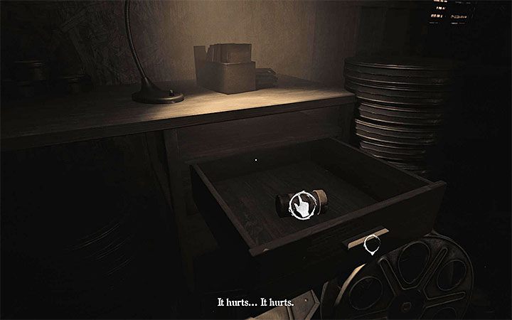 Dotrzyj do pomieszczenia z postacią siedzącą na wózku inwalidzkim - Ogrody | Solucja Layers of Fear 2 - Layers of Fear 2 - poradnik do gry