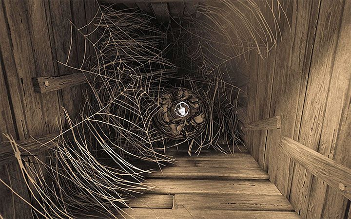 Wejdź do szybu wentylacyjnego (tym razem nie znajdziesz nowego zawieszonego klucza) i przejdź na jego koniec gdzie ukryto taśmę filmową - Ogrody | Solucja Layers of Fear 2 - Layers of Fear 2 - poradnik do gry