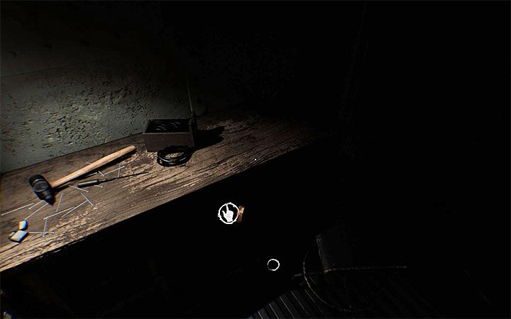 W jednym z kolejnych obszarów zajrzyj do szuflady stołu, na którym pozostawiono młotek (powyższy obrazek) - Obrócone pomieszczenia | Solucja Layers of Fear 2 - Layers of Fear 2 - poradnik do gry