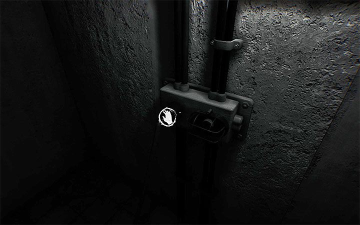 Odszukaj teraz kontakt na prawej ścianie i wyciągnij z niego kabel zasilania - Zagadka z kablem i wanną | Rozwiązanie zagadki w Layers of Fear 2 - Layers of Fear 2 - poradnik do gry