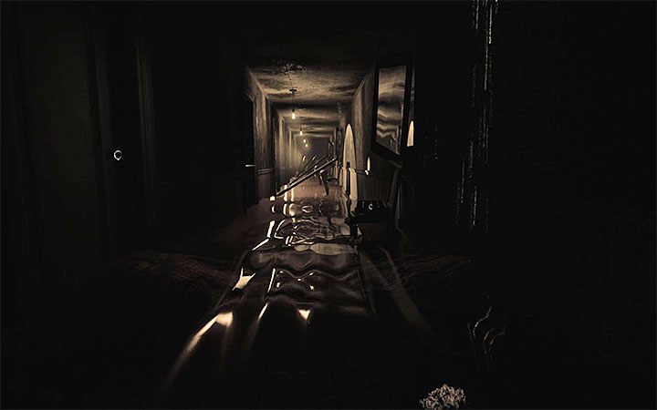 Zaliczeniem zagadki będziesz musiał zająć się niedługo po tym jak dotkniesz ekranu i znajdziesz się w zalanym korytarzu z lewitującymi przedmiotami z powyższego obrazka - Zagadka z doniczką i cieniami | Rozwiązanie zagadki w Layers of Fear 2 - Layers of Fear 2 - poradnik do gry