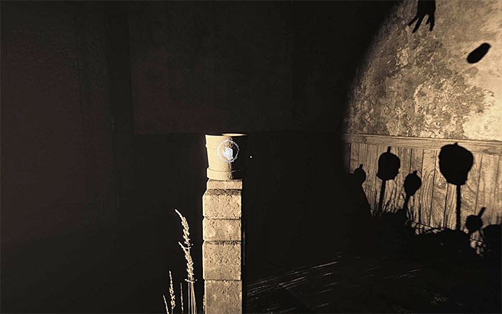 Po wykonaniu obu tych czynności wejdź w interakcję z doniczką - Zagadka z doniczką i cieniami | Rozwiązanie zagadki w Layers of Fear 2 - Layers of Fear 2 - poradnik do gry